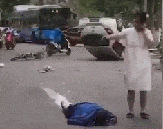车祸一声巨响5人倒在血泊中，怀孕的她冲了上去（视频/组图） - 2