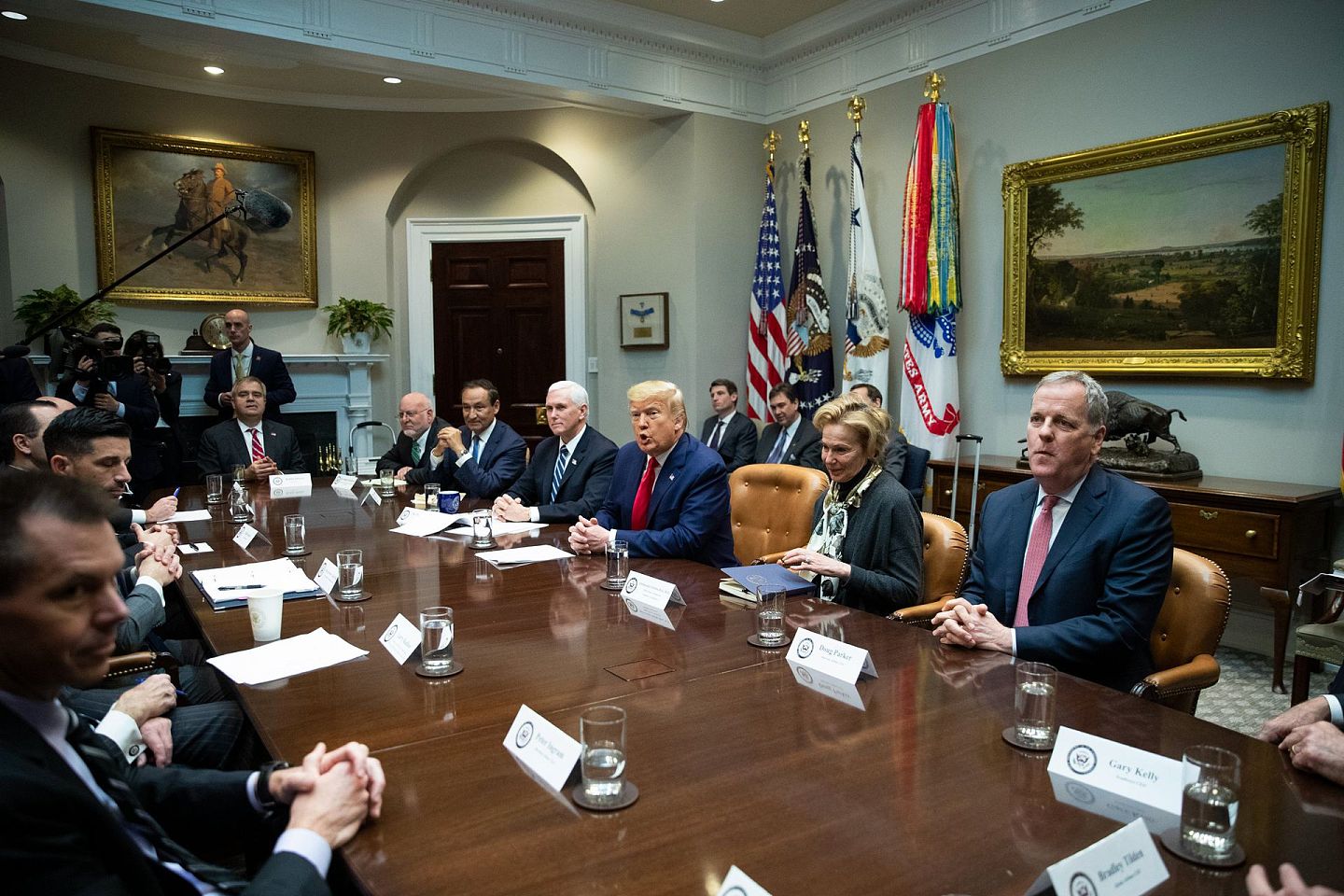 2020年3月4日特朗普在白宫与航空公司首席执行官举行会谈。坐在右边的是美国航空公司的首席执行官道格·帕克。（AP）