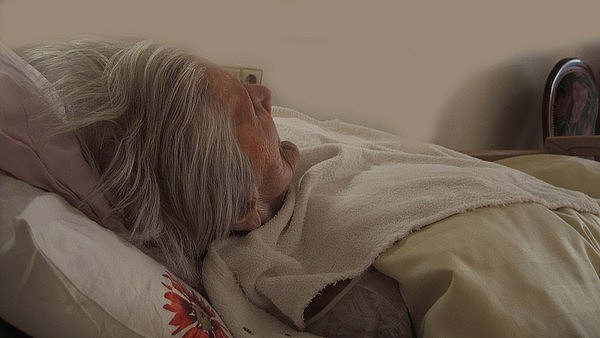 ▲老人,老人照护,安养问题,阿嬷,生病,病床。 .（图／取自免费图库Pixabay）