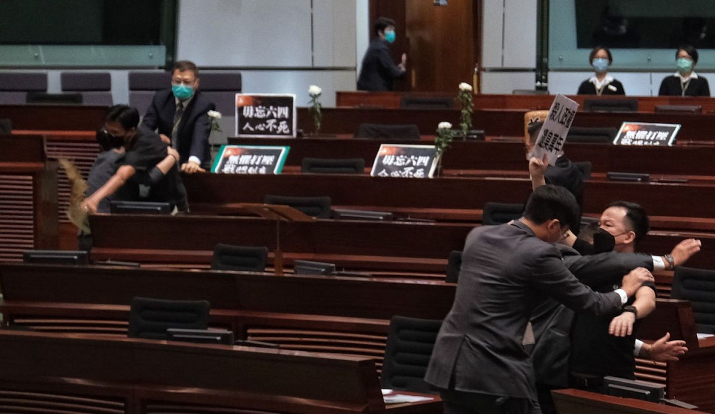 香港立法会三读通过《国歌条例草案》，反对派扔“臭蛋”被驱逐（组图） - 3