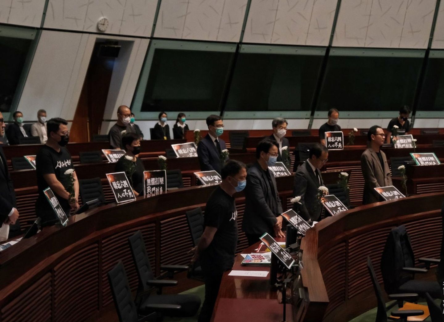 香港立法会三读通过《国歌条例草案》，反对派扔“臭蛋”被驱逐（组图） - 2