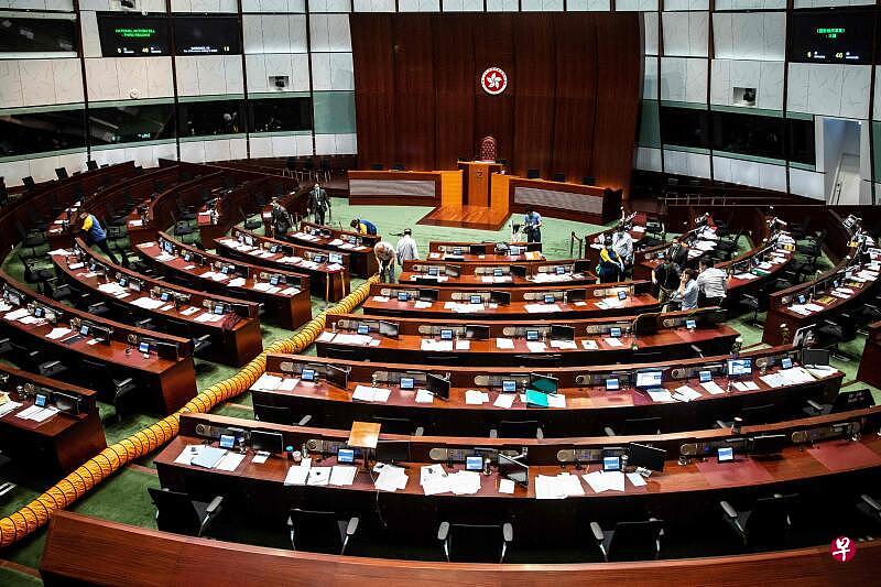 香港立法会三读通过《国歌条例草案》，反对派扔“臭蛋”被驱逐（组图） - 1