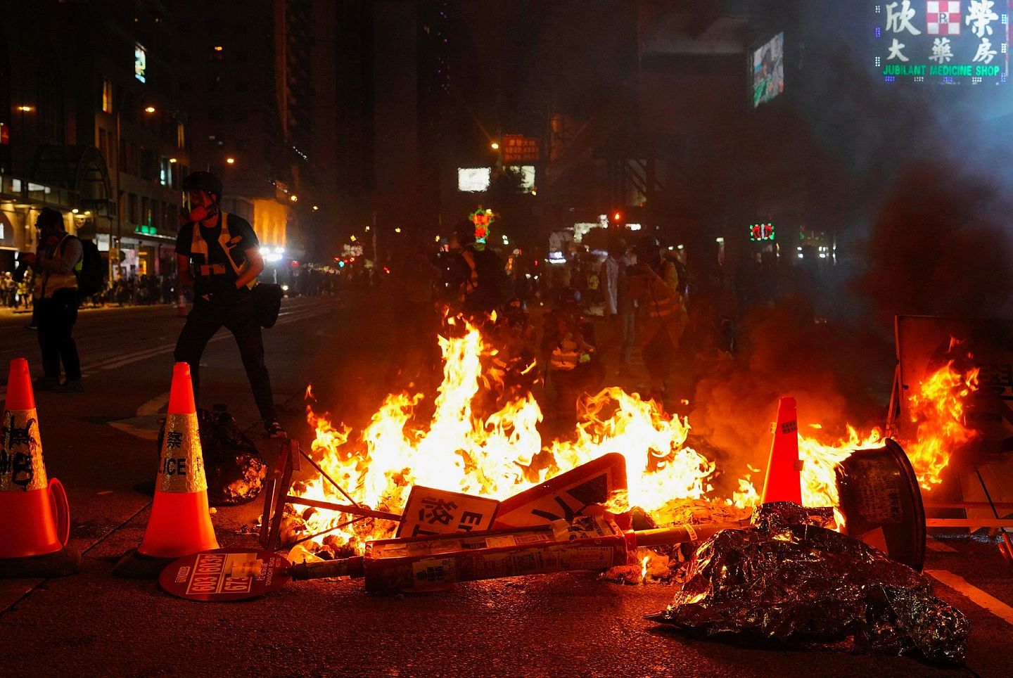 香港示威者在街头纵火。（AP）