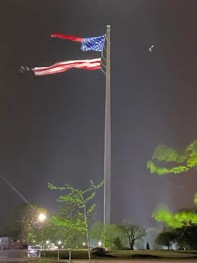 啥兆头？美国最大的国旗，在雨中被雷劈成两半！（组图） - 2
