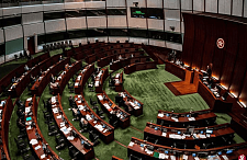 香港立法会三读通过《国歌条例草案》，反对派扔“臭蛋”被驱逐（组图）