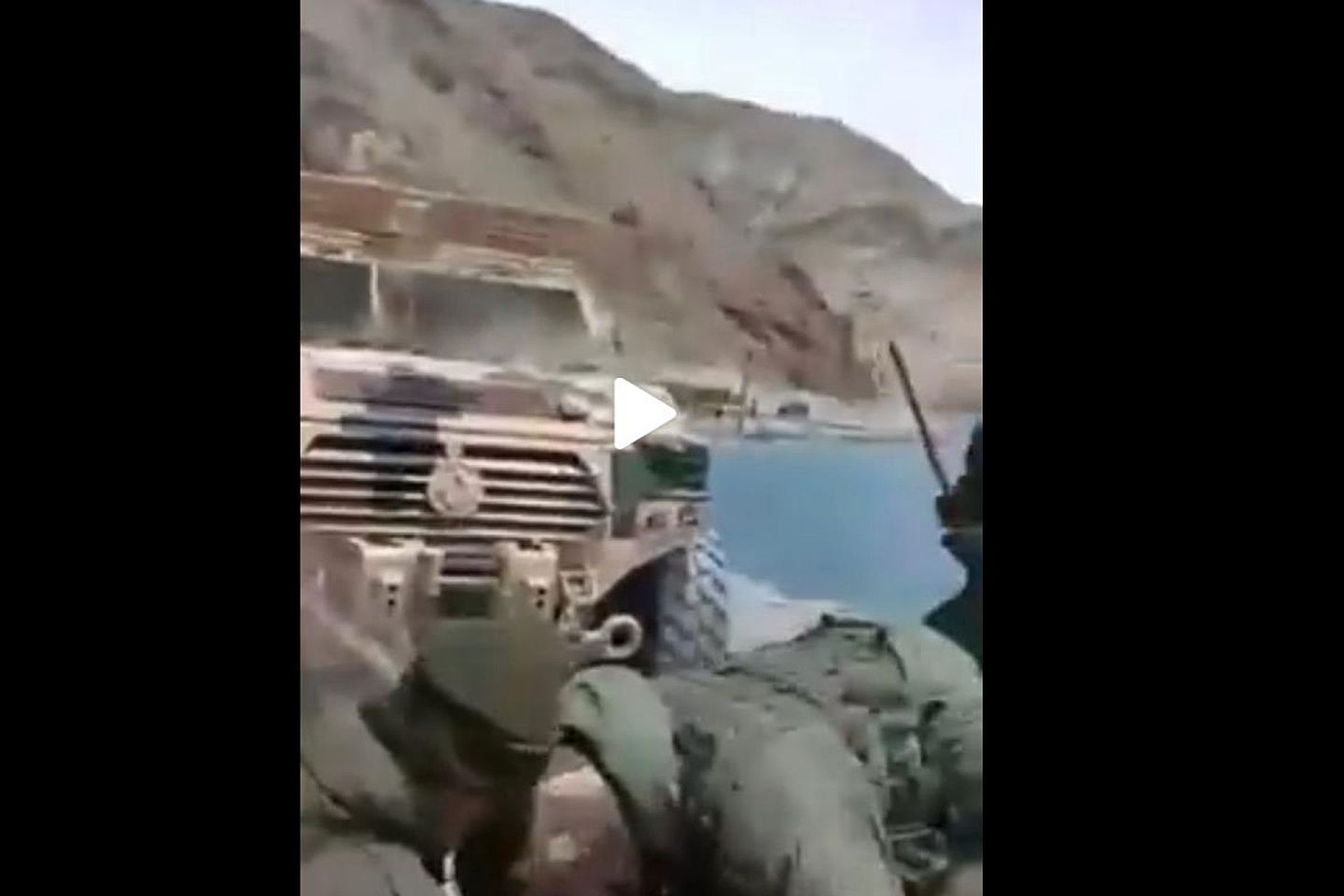 网络流传的视频显示，一名解放军士兵被印军俘获。图为印军砸解放军装甲车。（网络视频截图）