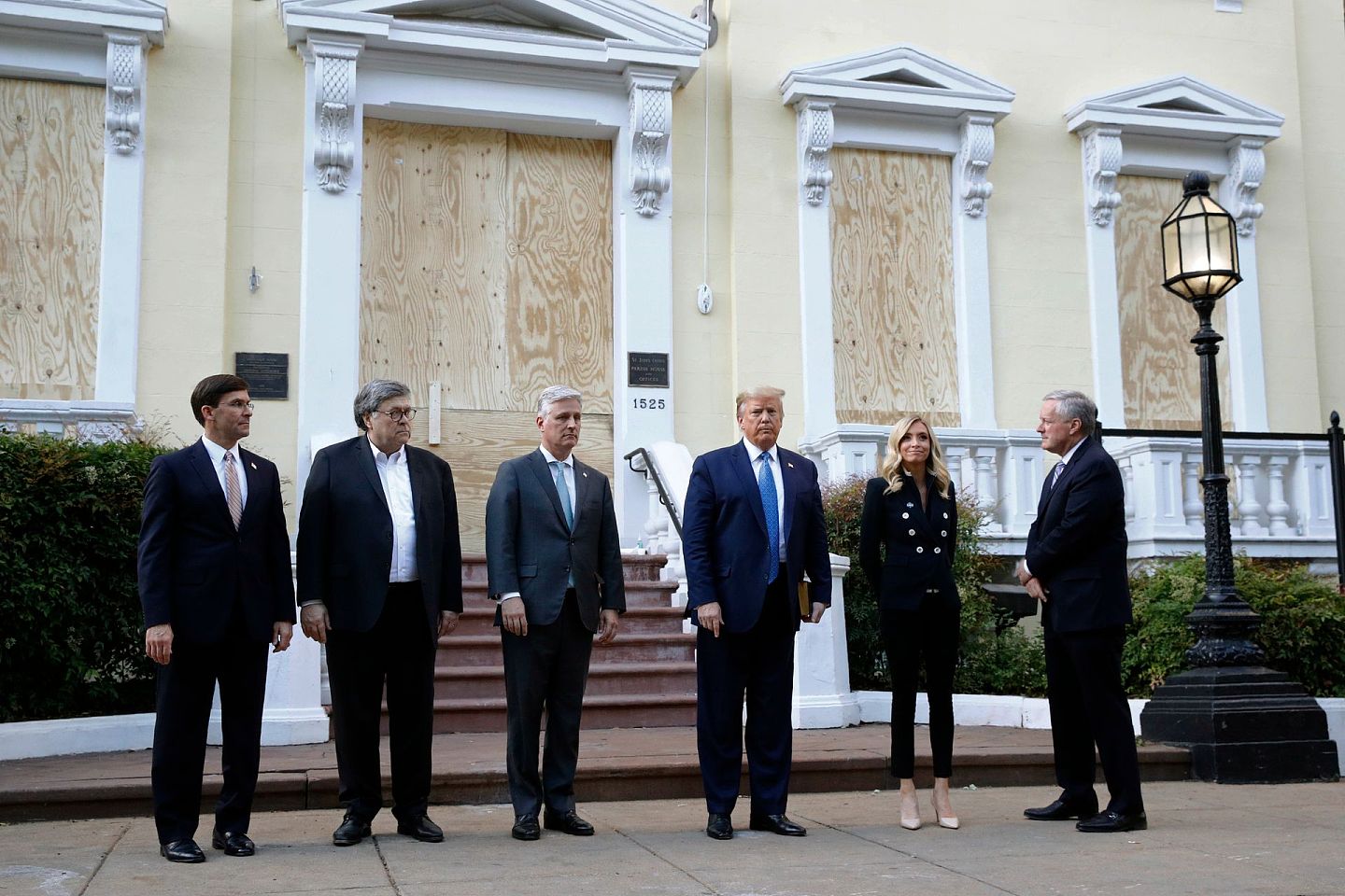 2020年6月1日，美国总统特朗普总统站在圣约翰教堂外，身边幕僚有访长埃斯珀（左一）、司法部长巴尔（左二）、白宫国家安全顾问奥布莱恩（左三）等。（AP）