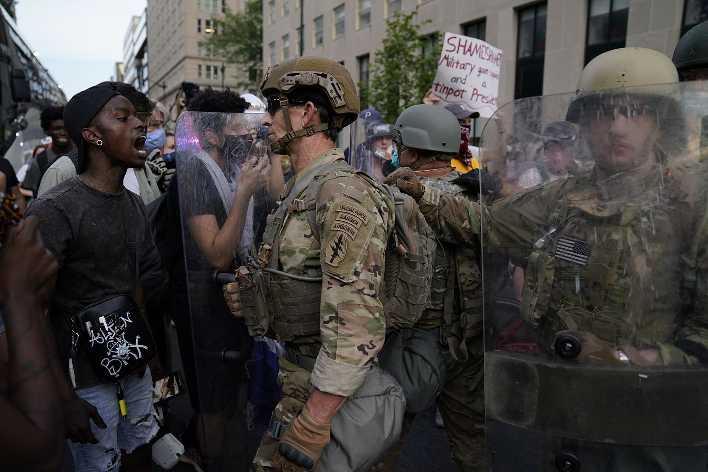2020年6月3日，在华盛顿特区白宫附近，国民警卫队士兵穿过一群抗议乔治·弗洛伊德之死的示威者。（AP）