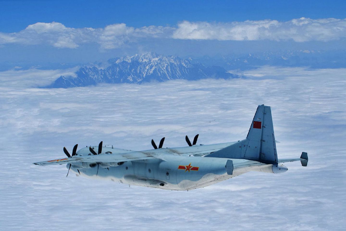 2020年6月3日，有航空照片显示，中国人民解放军空军已在阿里昆莎机场部署至少有22架军机。（微博@空军发布）