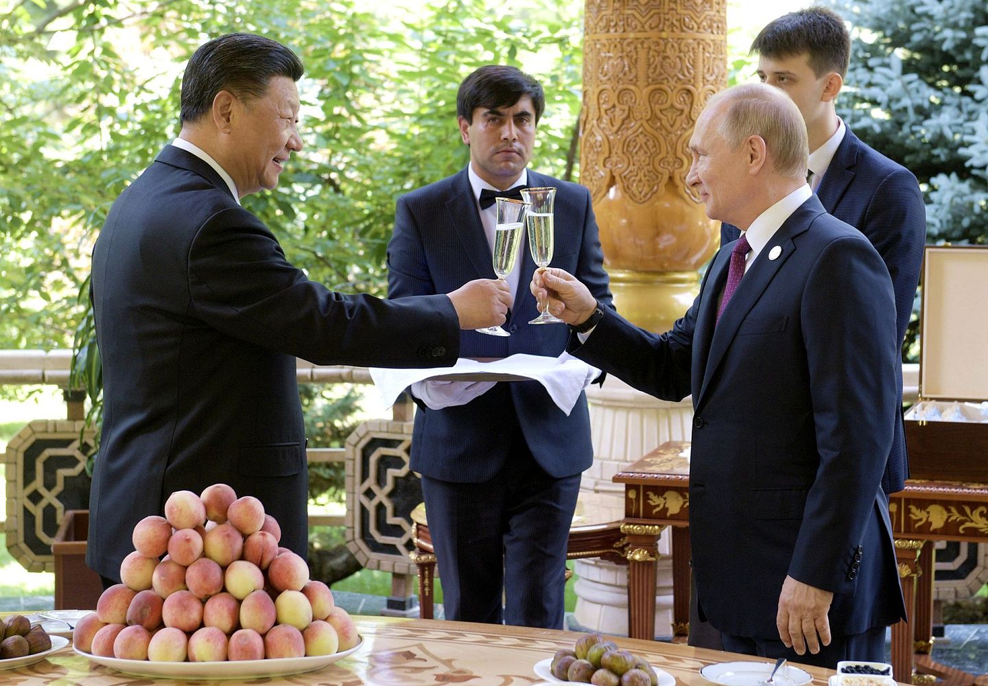 2019年6月，习近平在俄罗斯和普京把酒言欢，期间曾提及“我的朋友特朗普总统。（AP）