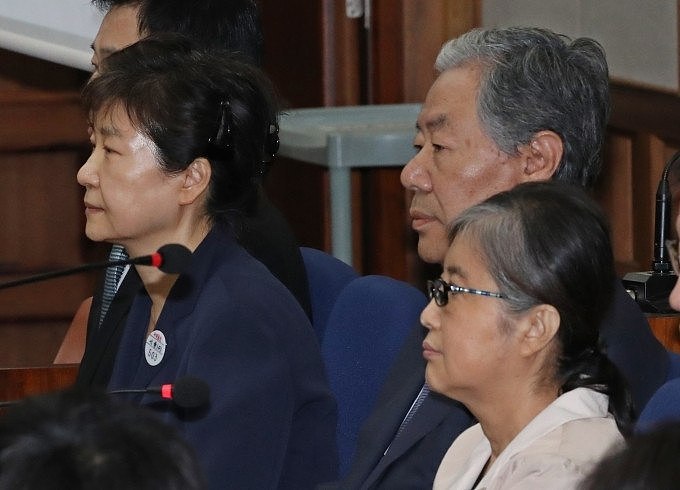 2017年，65岁的朴槿惠与61岁的崔顺实并肩受审。