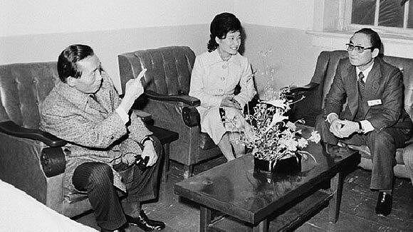 1976年，朴正熙与崔顺实父亲崔太敏（右侧）交谈，朴槿惠坐中间。