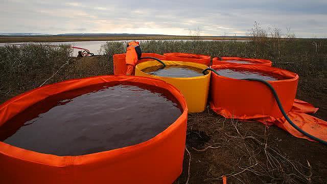普京宣布进入紧急状态！俄罗斯发生严重柴油泄露，附近河流瞬间变“红海”（组图） - 3