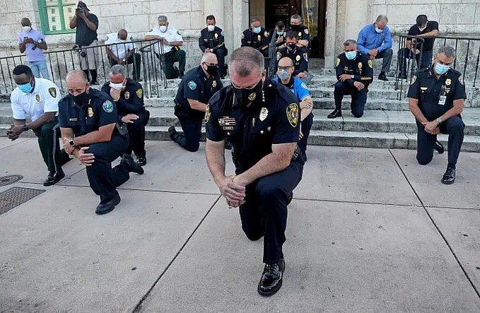 为什么美国警察要向抗议群众下跪？一位黑人警察的自白令人感伤（组图） - 6
