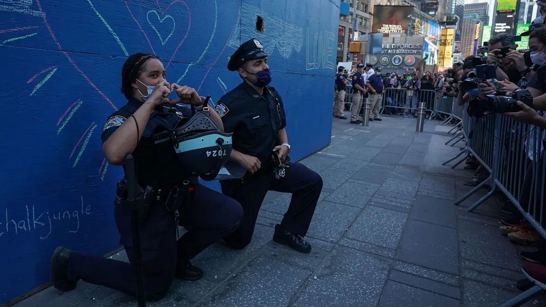 为什么美国警察要向抗议群众下跪？一位黑人警察的自白令人感伤（组图） - 5