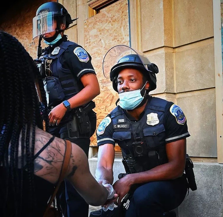 为什么美国警察要向抗议群众下跪？一位黑人警察的自白令人感伤（组图） - 7