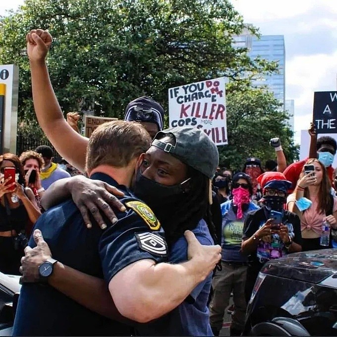 为什么美国警察要向抗议群众下跪？一位黑人警察的自白令人感伤（组图） - 14