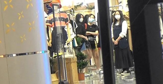 52岁邱淑贞还在奔波，富豪丈夫亏损7亿，带女儿到店铺招揽生意