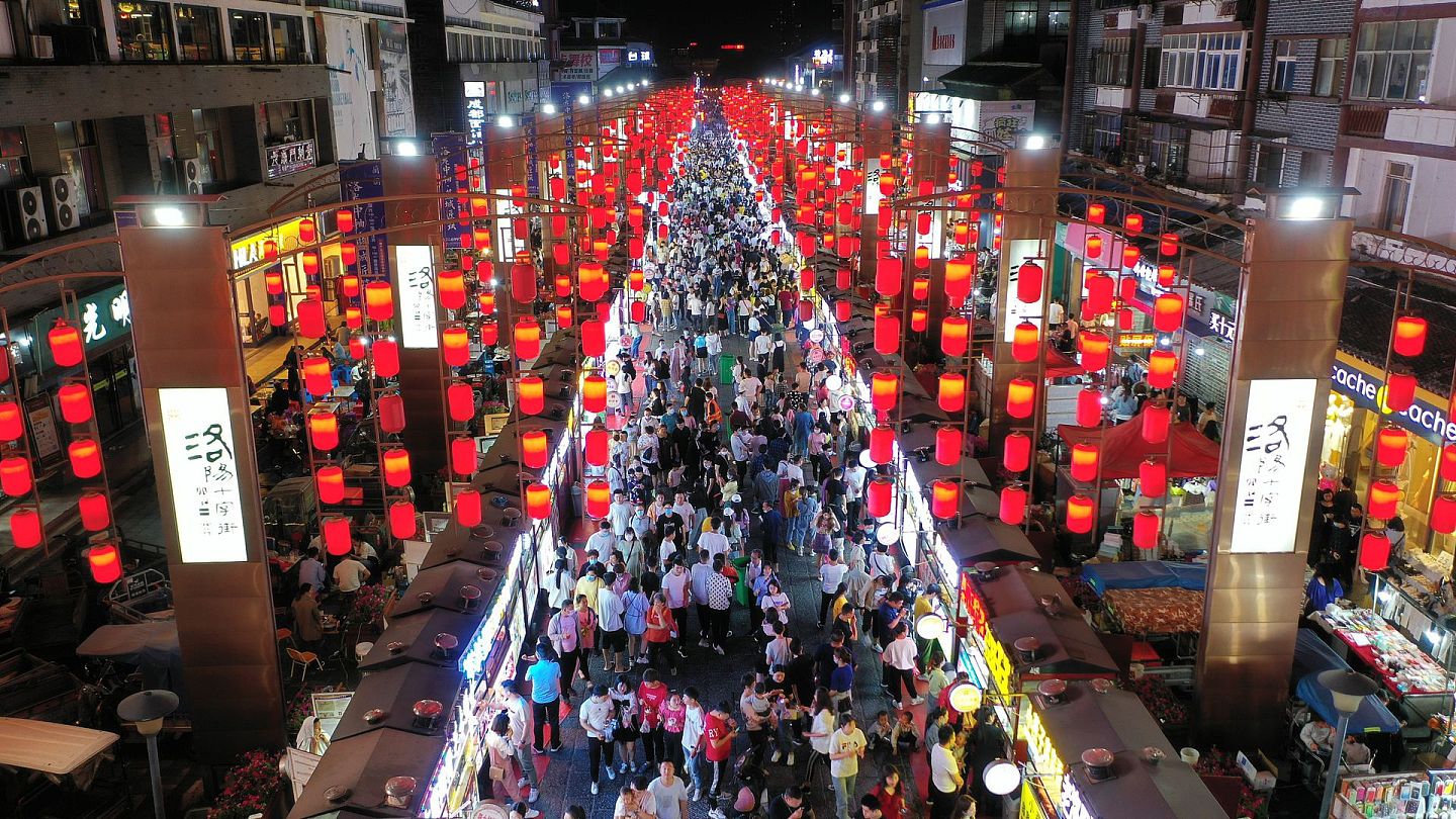 经过规范化的地摊经济在中国地方成为当地的一种文化特色。图为2020年5月12日，河南省洛阳市的小吃街。（人民视觉）
