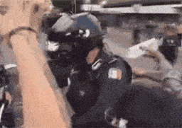 墨西哥这边也在乱，示威者把警察给点燃了（视频） - 1