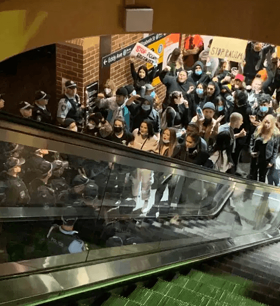 悉尼游行发生冲突！示威者拒绝离开中央车站被喷辣椒水，1人当场被捕（视频/组图） - 4