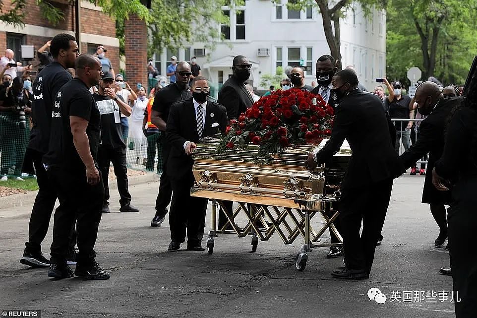 被“跪杀”的美国黑人举行追悼会，有人痛哭下跪，有人反感：“他不是好人”（组图） - 9