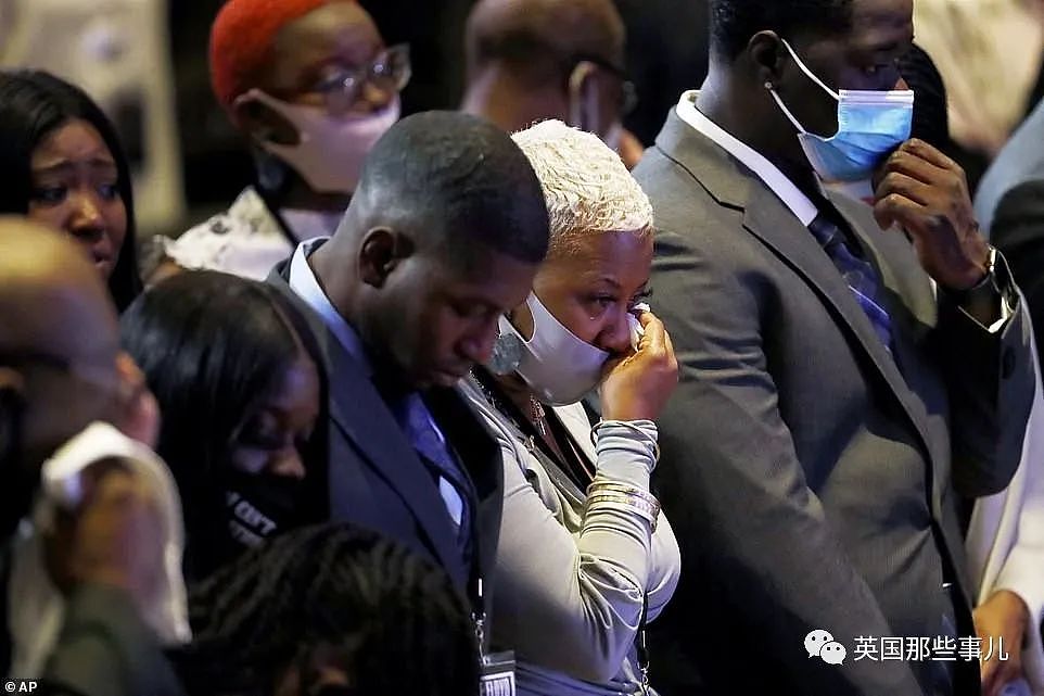 被“跪杀”的美国黑人举行追悼会，有人痛哭下跪，有人反感：“他不是好人”（组图） - 25