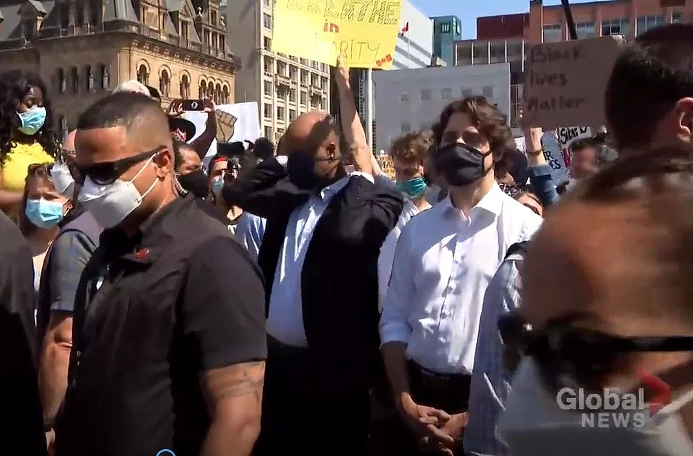 激愤! 加拿大八大城市爆发游行 总理杜鲁多跪下 抗议者挤爆大街 传暴力组织已踩点（组图） - 10