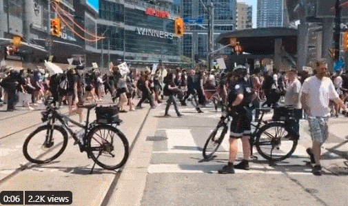 激愤! 加拿大八大城市爆发游行 总理杜鲁多跪下 抗议者挤爆大街 传暴力组织已踩点（组图） - 18