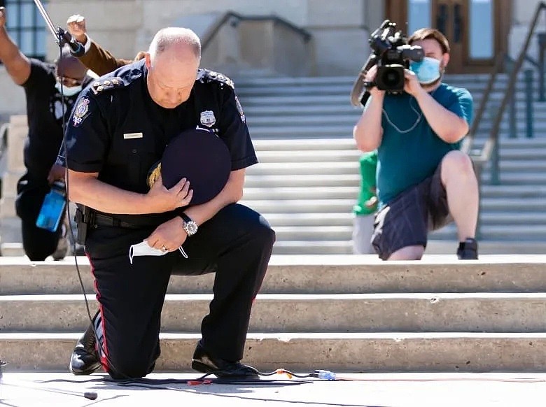 激愤! 加拿大八大城市爆发游行 总理杜鲁多跪下 抗议者挤爆大街 传暴力组织已踩点（组图） - 27