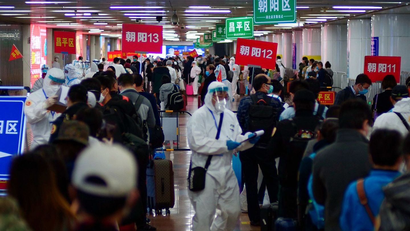 由于疫情影响，2020年4月15日，来自武汉的乘客在北京车站排队，等待政府安排隔离。（AP）