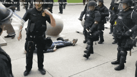 美国警察推倒75岁抗议者 老人头部撞击地面 鲜血从右耳流出 血流不止！警方：摔倒而已 （视频/组图） - 6