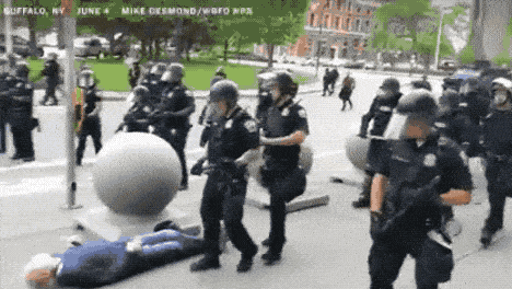 美国警察推倒75岁抗议者 老人头部撞击地面 鲜血从右耳流出 血流不止！警方：摔倒而已 （视频/组图） - 5