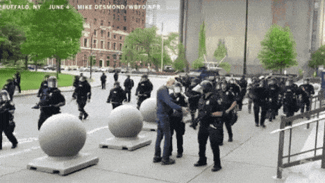 美国警察推倒75岁抗议者 老人头部撞击地面 鲜血从右耳流出 血流不止！警方：摔倒而已 （视频/组图） - 4