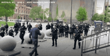 美国警察推倒75岁抗议者 老人头部撞击地面 鲜血从右耳流出 血流不止！警方：摔倒而已 （视频/组图） - 3