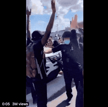 美国警察推倒75岁抗议者 老人头部撞击地面 鲜血从右耳流出 血流不止！警方：摔倒而已 （视频/组图） - 11