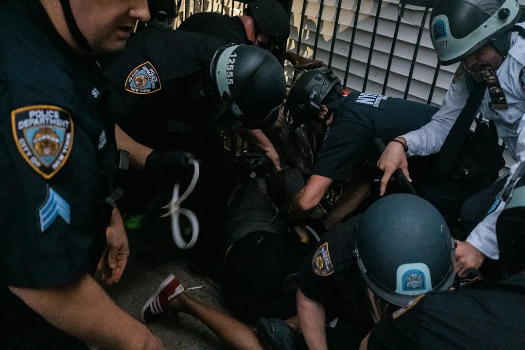 美国警察推倒75岁抗议者 老人头部撞击地面 鲜血从右耳流出 血流不止！警方：摔倒而已 （视频/组图） - 14