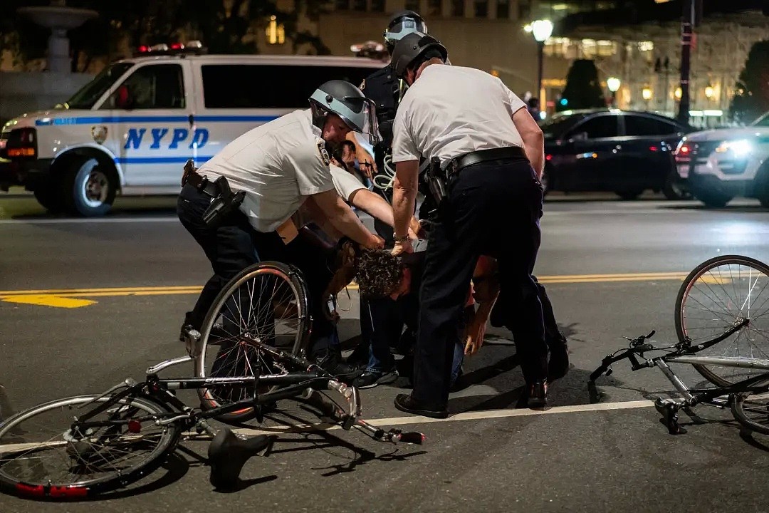 美国警察推倒75岁抗议者 老人头部撞击地面 鲜血从右耳流出 血流不止！警方：摔倒而已 （视频/组图） - 15