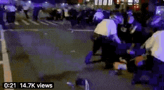 美国警察推倒75岁抗议者 老人头部撞击地面 鲜血从右耳流出 血流不止！警方：摔倒而已 （视频/组图） - 16