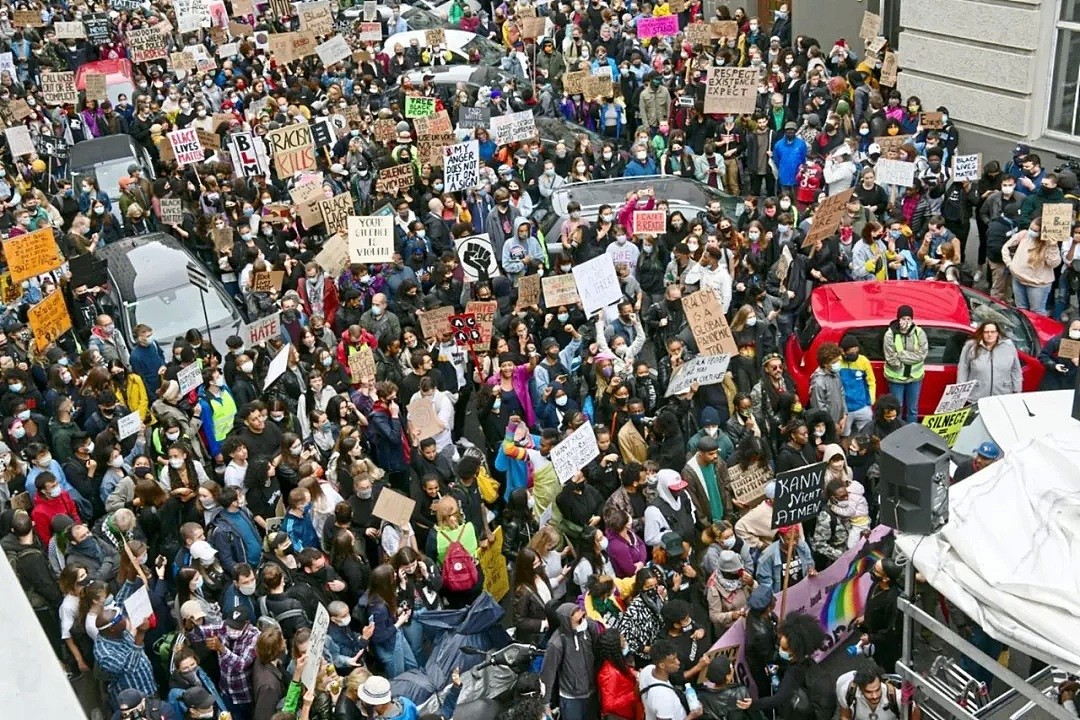 10年来最大规模集会！奥地利多地爆发，近10万人涌上街头，疫情或将再被引爆（组图） - 2