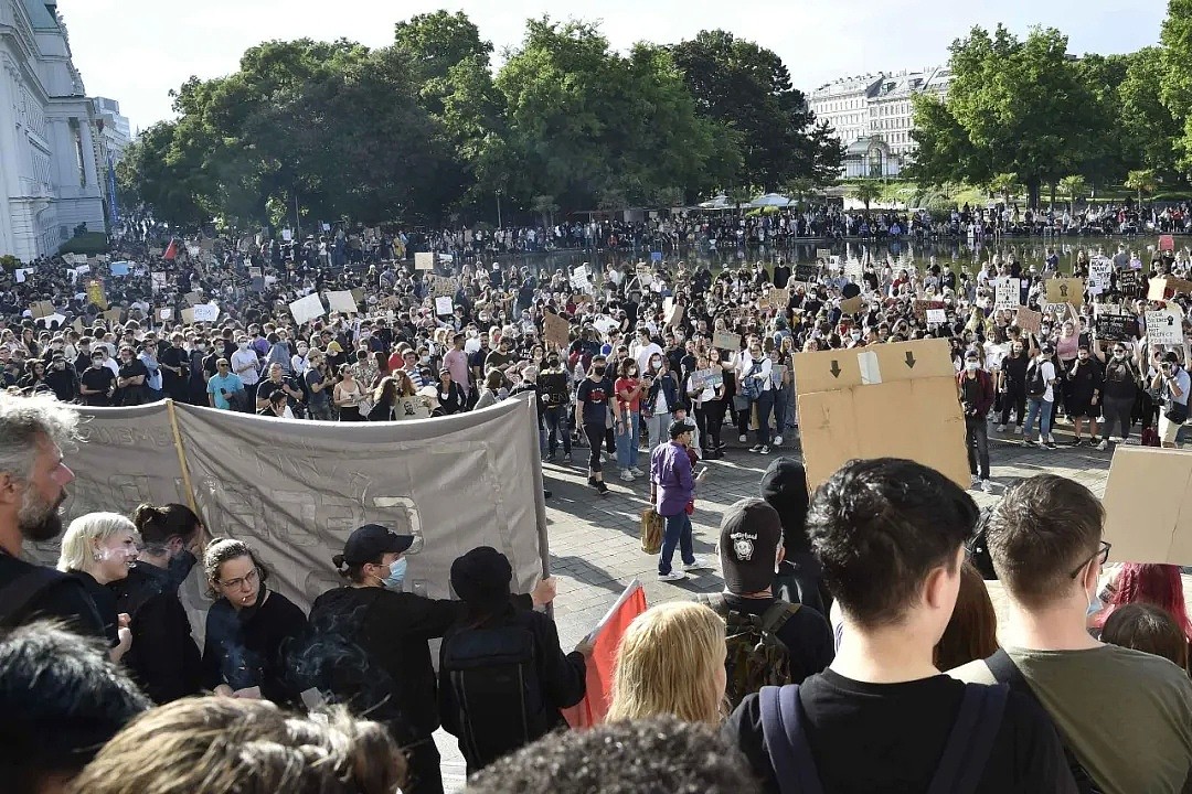 10年来最大规模集会！奥地利多地爆发，近10万人涌上街头，疫情或将再被引爆（组图） - 3