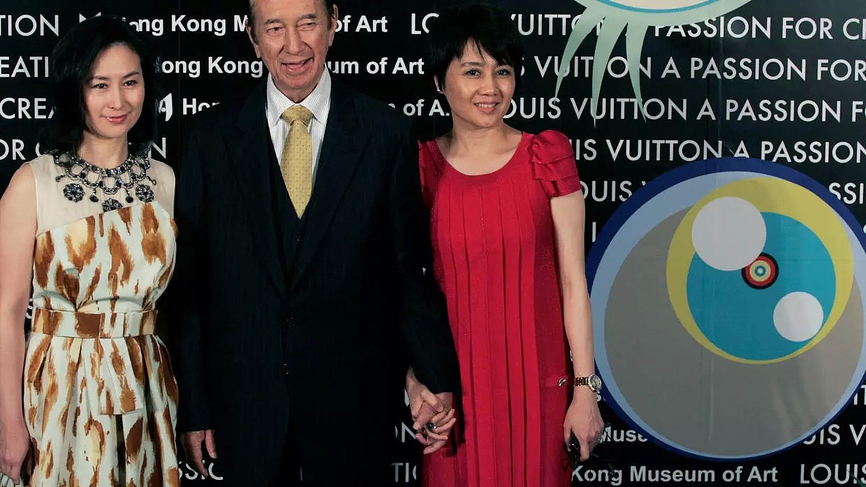 有澳门赌王之称的已故香港富豪何鸿燊2009年5月21日与妻子和长女何超琼（左）在香港的一次活动中合影。