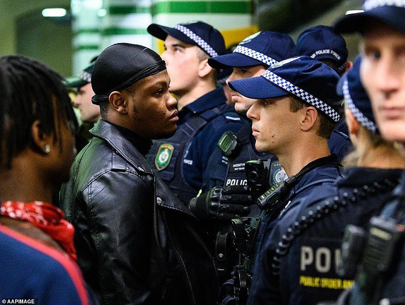 “蠢猪警察去死” 悉尼示威者与警方发生冲突，多人被喷辣椒水！女子大喊：我为国效力5年，竟被如此对待（视频/组图） - 2