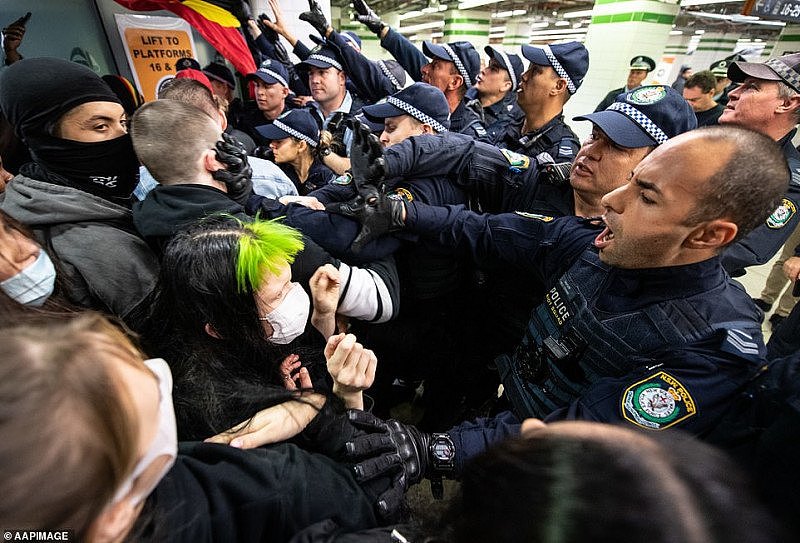 “蠢猪警察去死” 悉尼示威者与警方发生冲突，多人被喷辣椒水！女子大喊：我为国效力5年，竟被如此对待（视频/组图） - 3