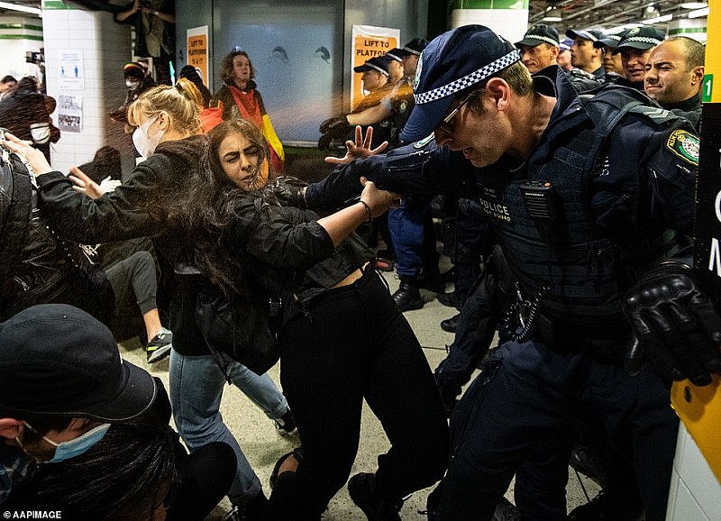 “蠢猪警察去死” 悉尼示威者与警方发生冲突，多人被喷辣椒水！女子大喊：我为国效力5年，竟被如此对待（视频/组图） - 4