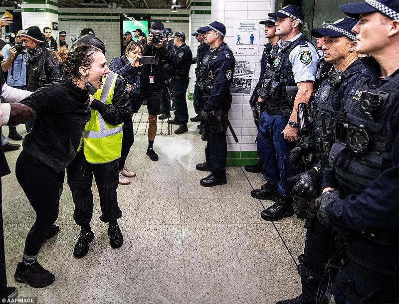 “蠢猪警察去死” 悉尼示威者与警方发生冲突，多人被喷辣椒水！女子大喊：我为国效力5年，竟被如此对待（视频/组图） - 11