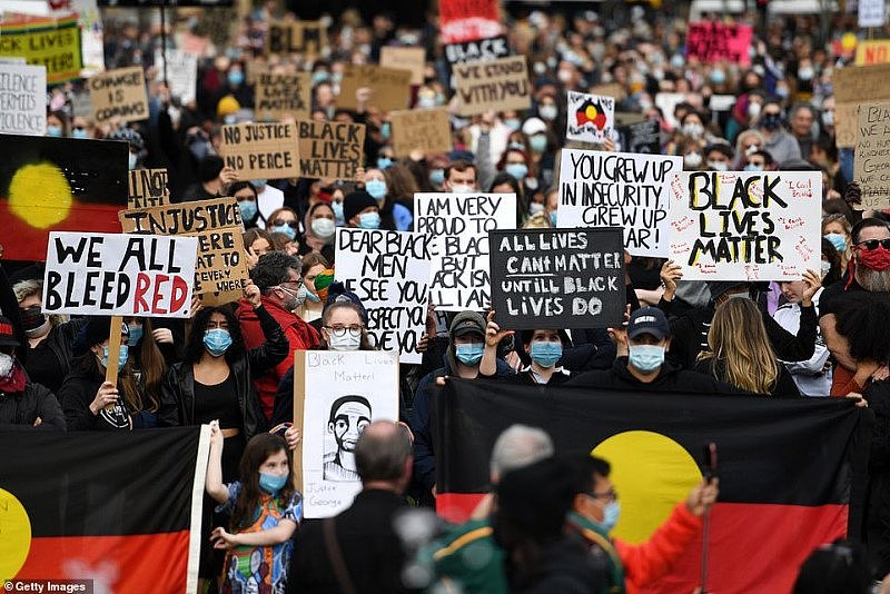 “蠢猪警察去死” 悉尼示威者与警方发生冲突，多人被喷辣椒水！女子大喊：我为国效力5年，竟被如此对待（视频/组图） - 14