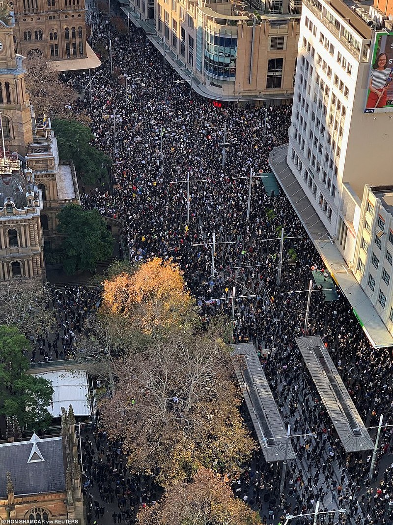 “蠢猪警察去死” 悉尼示威者与警方发生冲突，多人被喷辣椒水！女子大喊：我为国效力5年，竟被如此对待（视频/组图） - 15