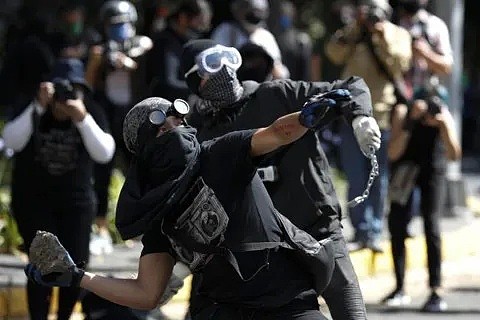 全球掀起抗议浪潮！美国“百万人”人涌上街头，墨西哥警察惨遭放火烧身暴尸街头（组图） - 22