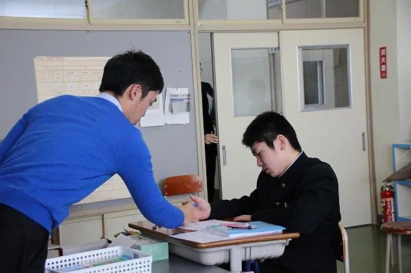 日本惊现一个人的学校，全校5名老师仅教他一个人？网友：真·全村希望（组图） - 16